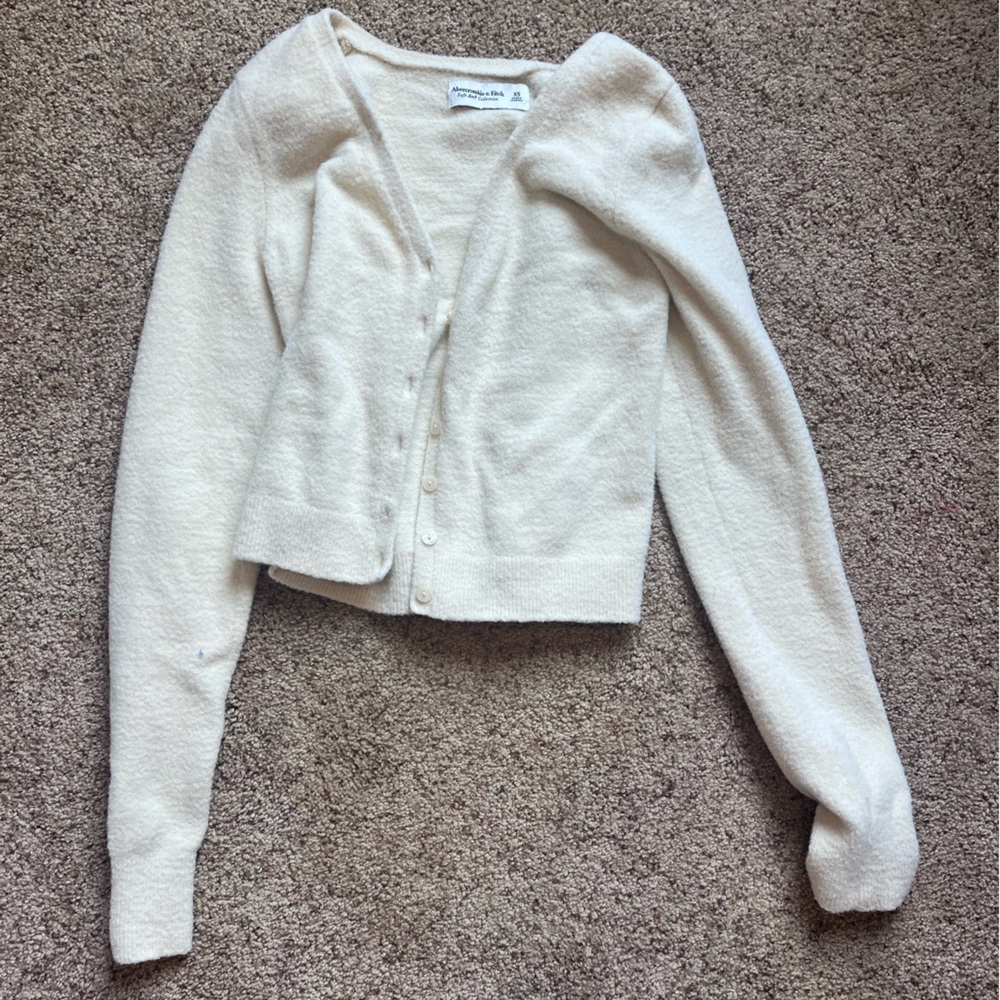 Cute cream sweater from Abercrombie and Fitch!! Size (xs)